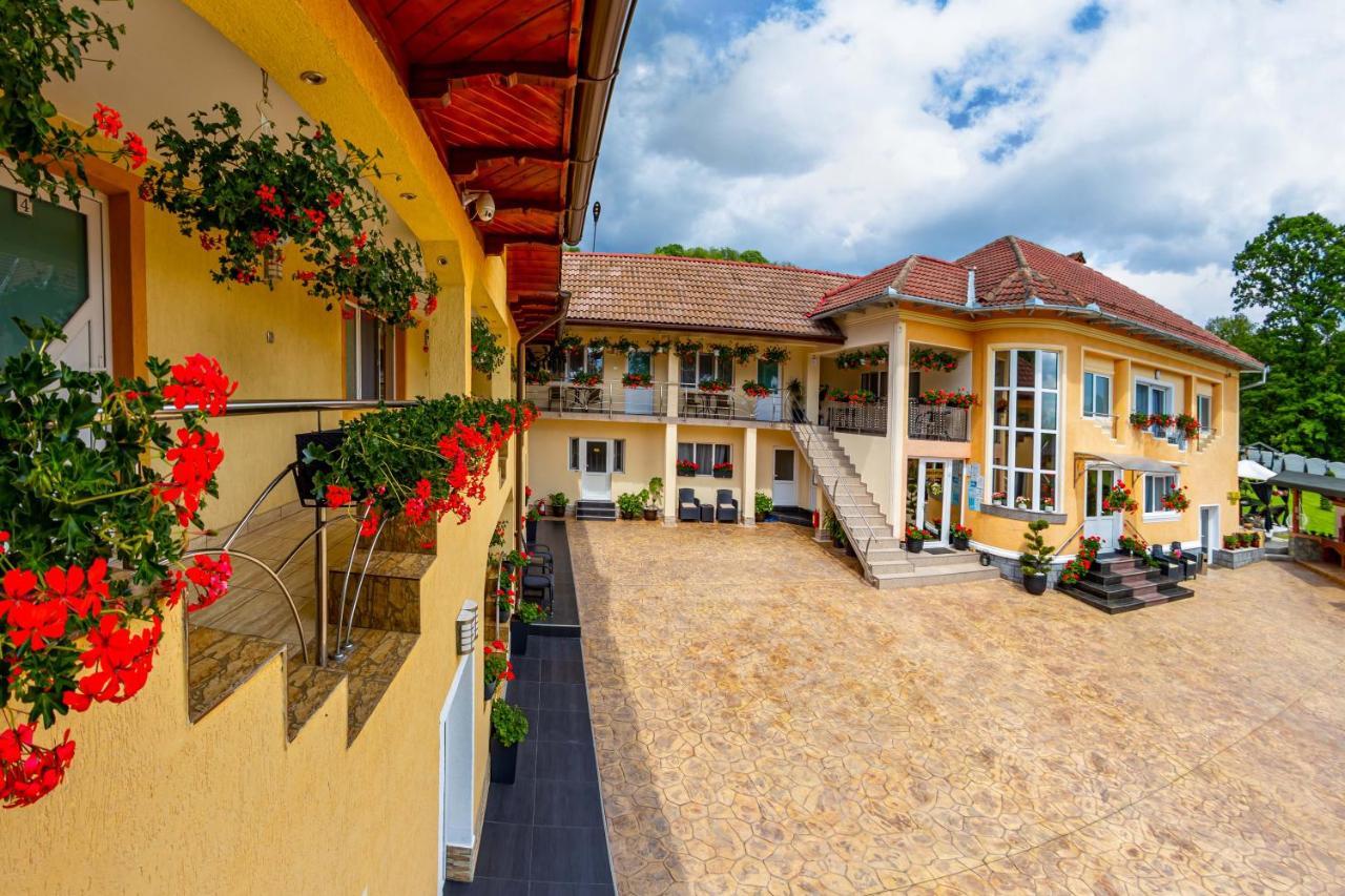 Pensiunea Valea Magurii Novaci-Străini Esterno foto